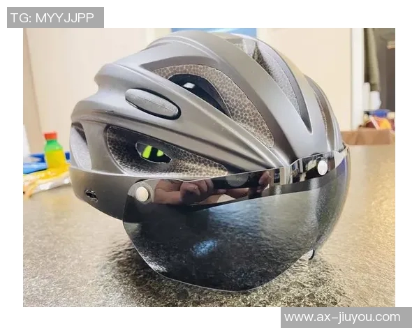 东契奇调侃海斯骑车太危险呼吁大家佩戴头盔安全出行